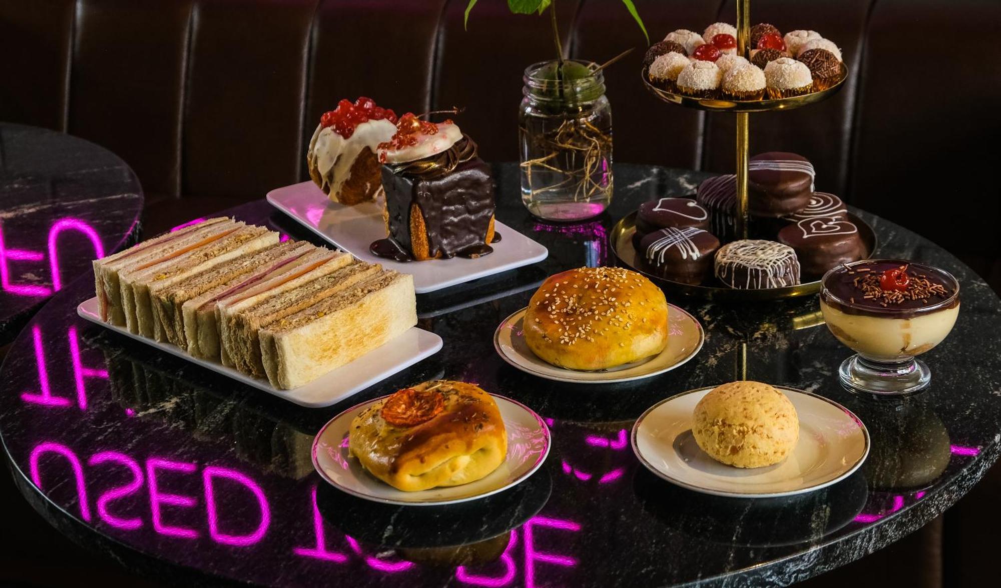 Cosmopolitano Hotel Boutique Santa Cruz de La Sierra Eksteriør billede Afternoon tea at the London Hilton on Park Street